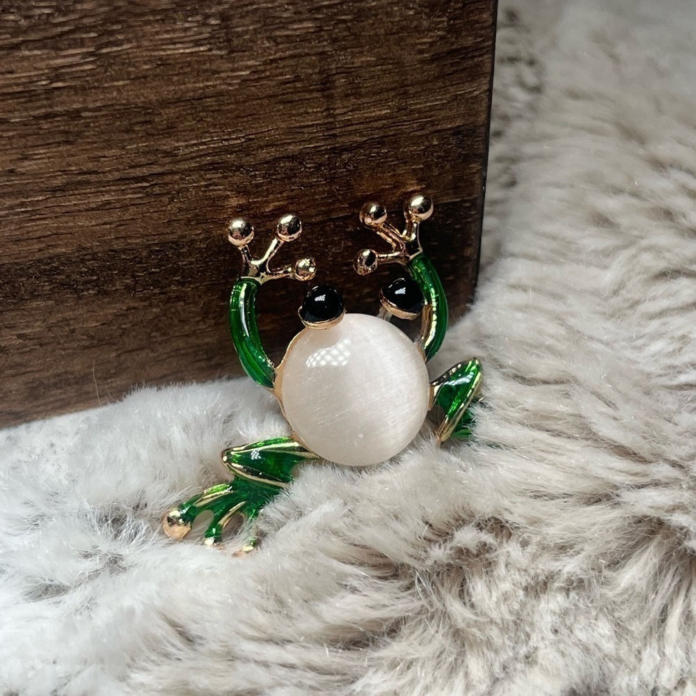 Elegant Frog Brooch with Green and Gold Accents